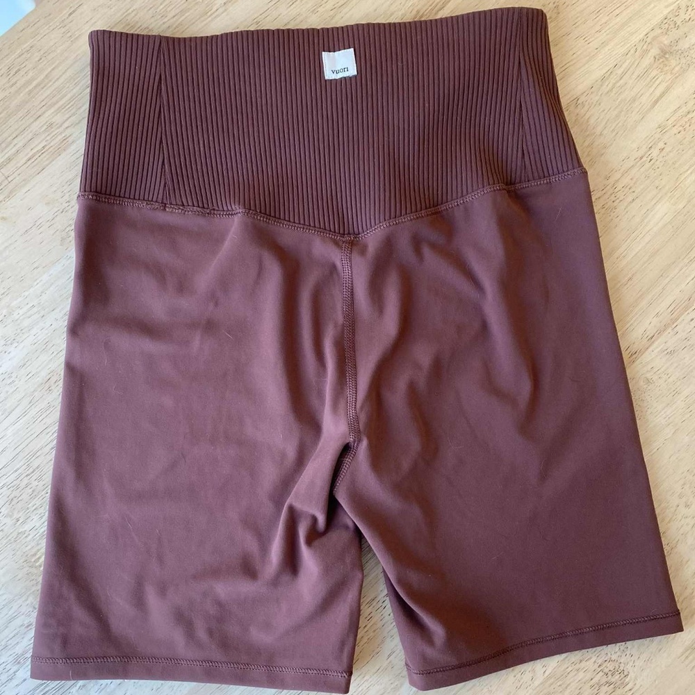 Vuori High-Waist Ribbed Bike Shorts in Mauve Brown